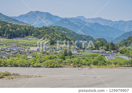 Scenery around the Oi River in Kawanehon Town (Shizuoka Prefecture) Scenery around the Oi River in Kawanehon Town (Shizuoka Prefecture) 129979907