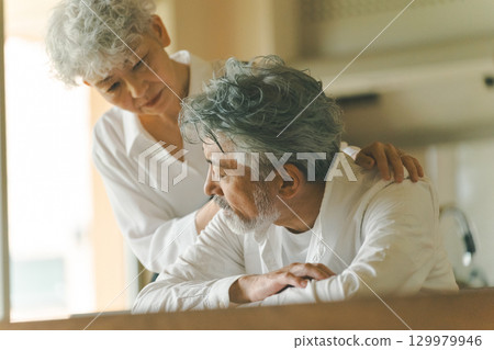 一位 50 多歲的憂鬱症患者和他支持他的妻子 129979946