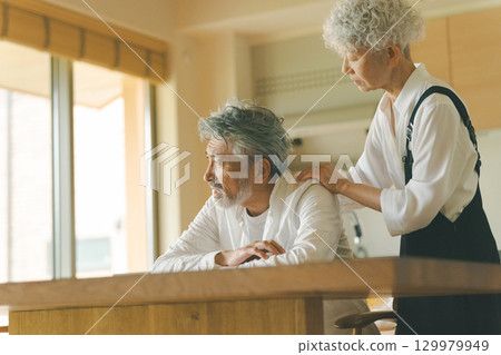 Anxious senior couple 129979949