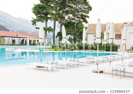 度假村泳池 129980437