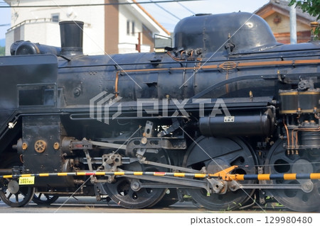 A steam locomotive passing through a railroad crossing (Chichibu Railway) 129980480