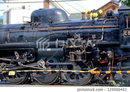 A steam locomotive passing through a railroad crossing (Chichibu Railway) 129980481
