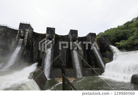 Kagawa Prefecture Kannonji City, Onoharacho Tanono, National Important Cultural Property "Tonoike Dam" loose removal 129980560