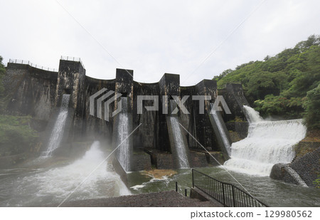 香川縣觀音寺市小野原町塔諾諾，國家重要文化財產「外池水壩」鬆脫拆除 129980562