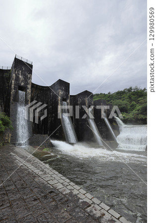 香川縣觀音寺市小野原町塔諾諾，國家重要文化財產「外池水壩」鬆脫拆除 129980569