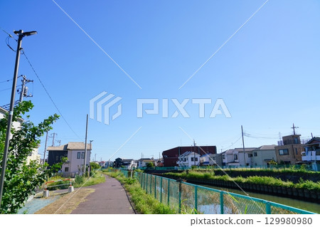 藍天和流經住宅區的河流 藍天和流經住宅區的河流 129980980