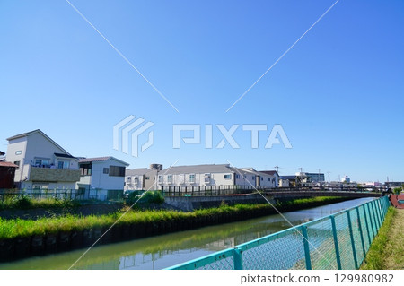 東京足立區藍天下的河流 129980982