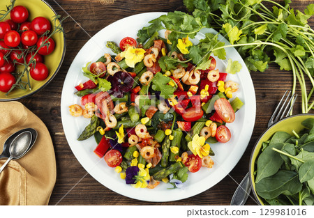 Delicious fresh salad with prawns and vegetables. 129981016