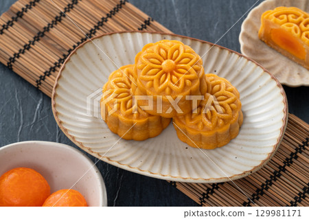 Mid-Autumn Festival Mooncake Festival Lotus Seed Paste Egg Yolk MidAutumn Festival Mooncake げっぺい Mid-Autumn Festival Mooncake Festival Lotus Seed Paste Egg Yolk MidAutumn Festival Mooncake げっぺい 129981171
