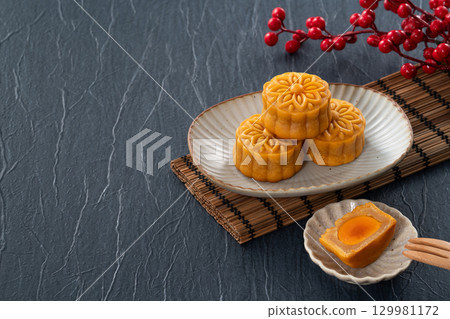 Mid-Autumn Festival Mooncake Festival Lotus Seed Paste Egg Yolk MidAutumn Festival Mooncake げっぺい 129981172