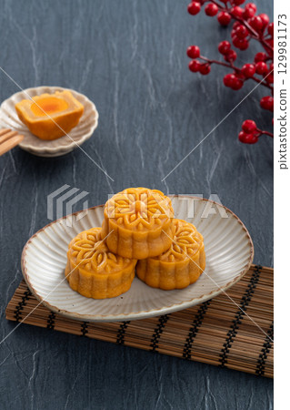 Mid-Autumn Festival Mooncake Festival Lotus Seed Paste Egg Yolk MidAutumn Festival Mooncake げっぺい Mid-Autumn Festival Mooncake Festival Lotus Seed Paste Egg Yolk MidAutumn Festival Mooncake げっぺい 129981173