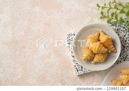 酥皮可頌 羊角麵包 可頌 酥皮 點心 Puff Pastry Croissants クロワッサン 129981187