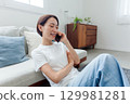 年輕女子在房間裡打電話 129981281