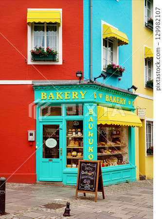 色彩繽紛的街角，有麵包店和華麗的建築 129982107