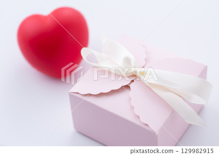 Pink present and heart-shaped model 129982915