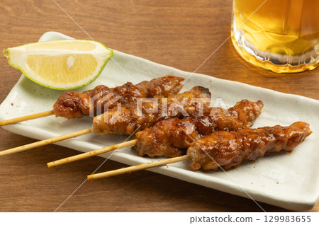 美味的烤雞肉串和一杯啤酒 美味的烤雞肉串和一杯啤酒 129983655