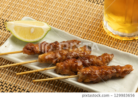 美味的烤雞肉串和一杯啤酒 美味的烤雞肉串和一杯啤酒 129983656