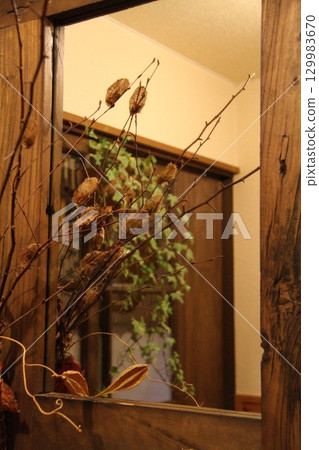 入口大廳的木鏡中倒映著室內植物和乾果 129983670