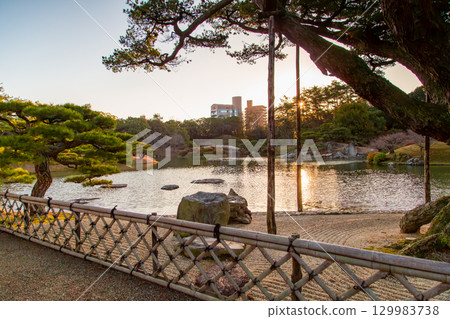 Special Sightseeing Spot: Morning Glow at Ritsurin Garden 129983738