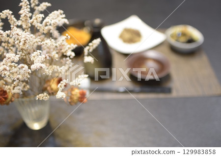 dried flowers on the table 129983858
