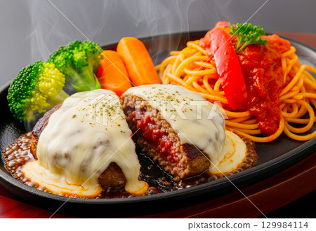 美味的起司和漢堡菜餚 美味的起司和漢堡菜餚 129984114