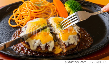 美味的起司和漢堡菜餚 129984116