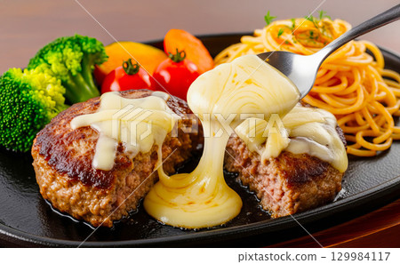 美味的起司和漢堡菜餚 美味的起司和漢堡菜餚 129984117