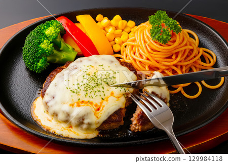 美味的起司和漢堡菜餚 129984118