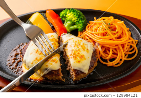 美味的起司和漢堡菜餚 129984121