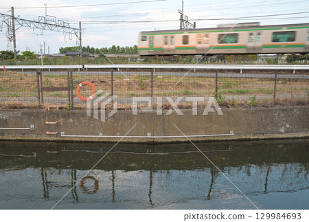 沿著灌溉渠道行駛的JR宇都宮線 129984693