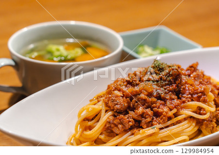 晚餐:肉醬義大利麵、蔬菜湯和一小碗黃瓜 晚餐:肉醬義大利麵、蔬菜湯和一小碗黃瓜 129984954