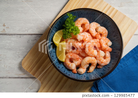Peeled shrimp on a plate, seafood, shrimp, protein food 129985477