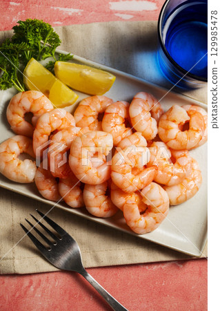 Peeled shrimp on a plate, seafood, shrimp, protein food 129985478