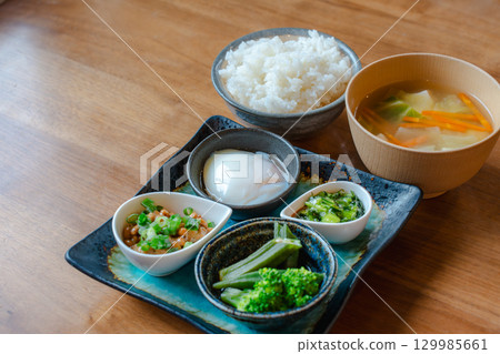 日式早餐，包括米飯、味噌湯、納豆、一顆水煮蛋和一小碗蔬菜 129985661