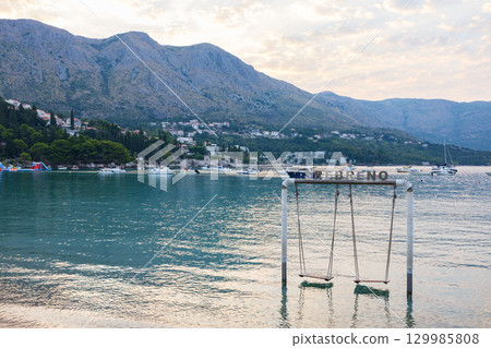 歐洲克羅埃西亞亞得里亞海海灘的早晨 129985808