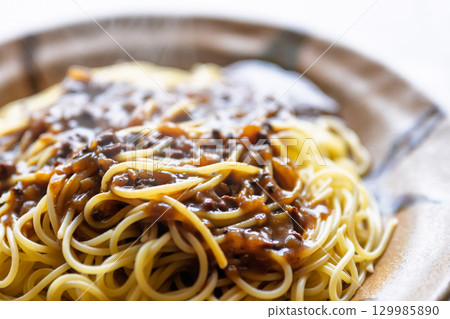 在燈光下閃閃發光的美味義大利麵食材 在燈光下閃閃發光的美味義大利麵食材 129985890