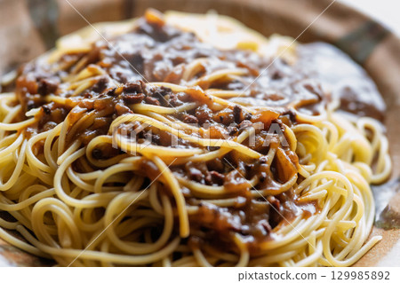 在燈光下閃閃發光的美味義大利麵食材 在燈光下閃閃發光的美味義大利麵食材 129985892