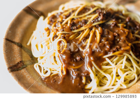 在燈光下閃閃發光的美味義大利麵食材 在燈光下閃閃發光的美味義大利麵食材 129985893