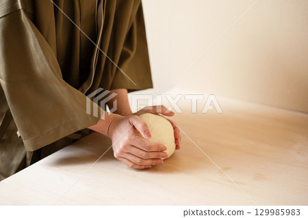 製作手工烏龍麵團 製作手工烏龍麵團 129985983