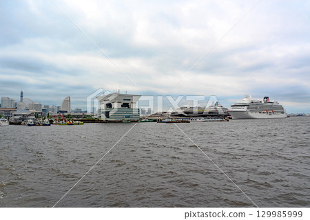 停泊在大棧橋碼頭的豪華遊輪“飛鳥三號”（前景）和“飛鳥二號”，以及從山下公園看到的港口未來地區 129985999