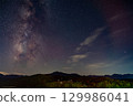 Night view and starry sky image of the Daisen mountain range 129986041