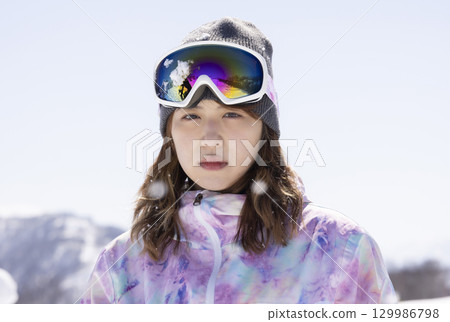 穿著滑雪服的可愛女人 129986798