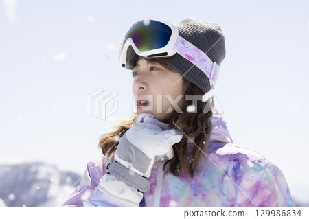 穿著滑雪服的可愛女人 129986834