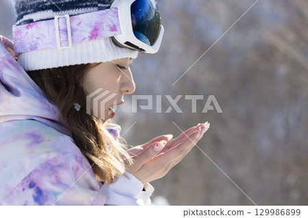 Cute woman in ski wear 129986899