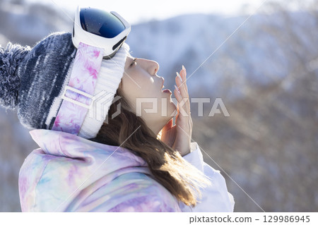 享受冬天的可愛女人 129986945