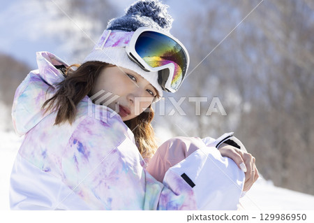 享受冬天的可愛女人 129986950