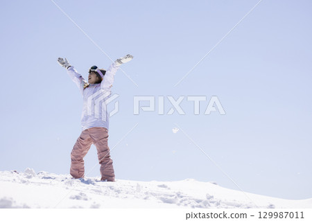 享受冬天的可愛女人 129987011