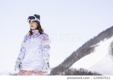 享受冬天的可愛女人 129987012