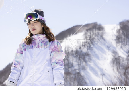 享受冬天的可愛女人 129987013