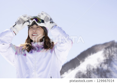 享受冬天的可愛女人 129987014